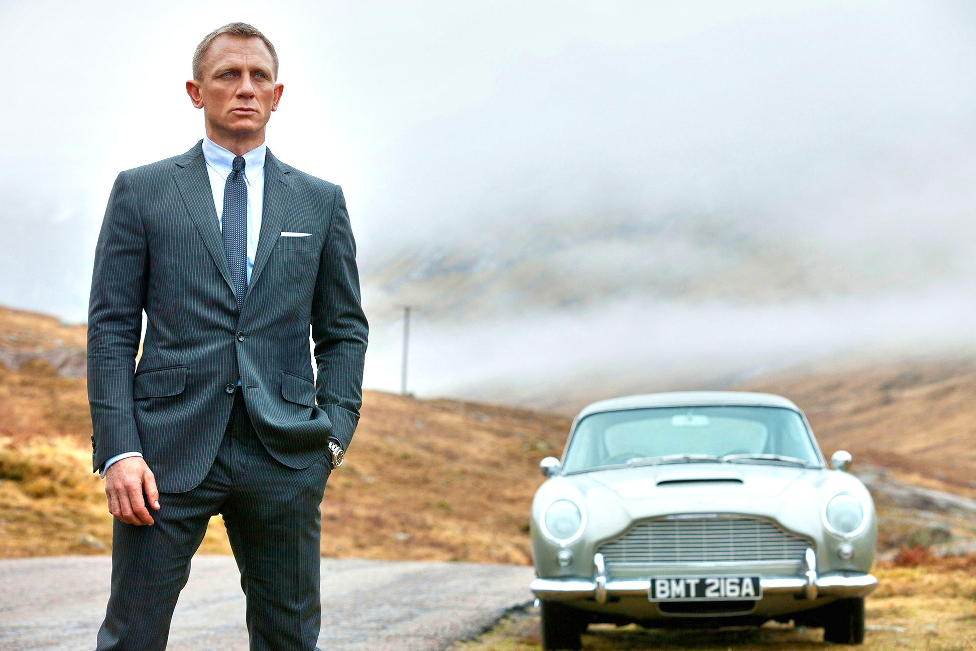 James Bond (Daniel Craig) wearing the Brioni Vanquish II