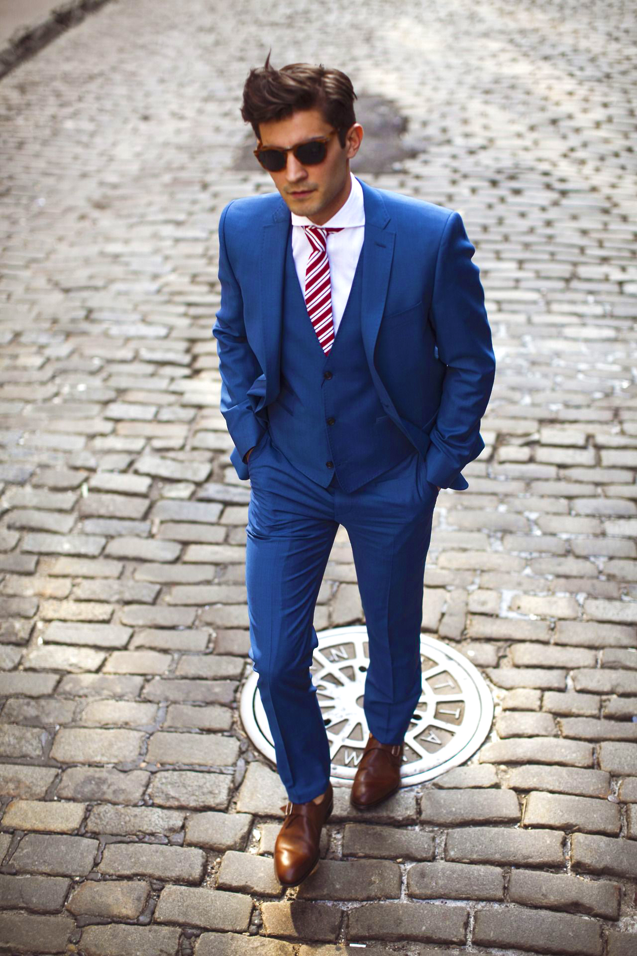 Perfect blue suit with a shirt and tie color combination