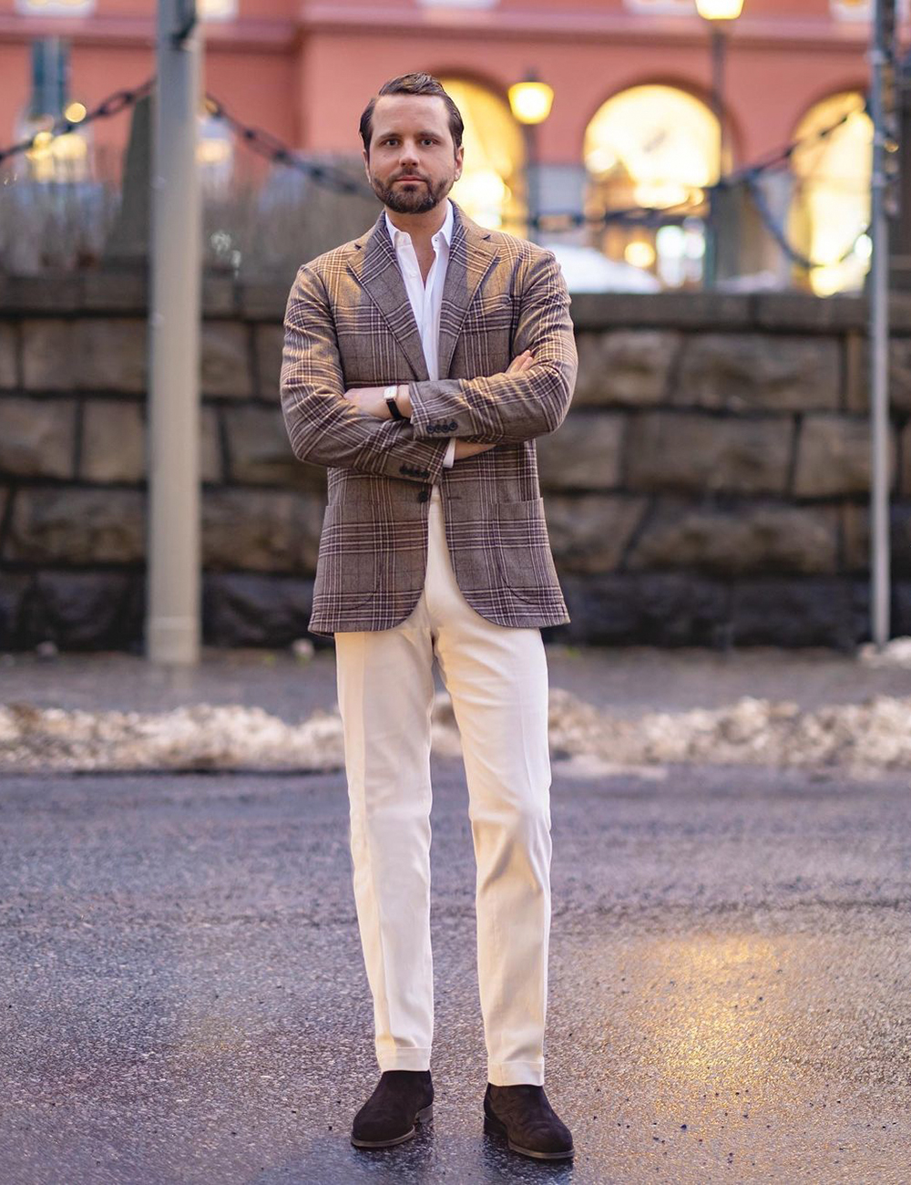 brown plaid blazer, white shirt, beige pants, and brown suede chelsea boots