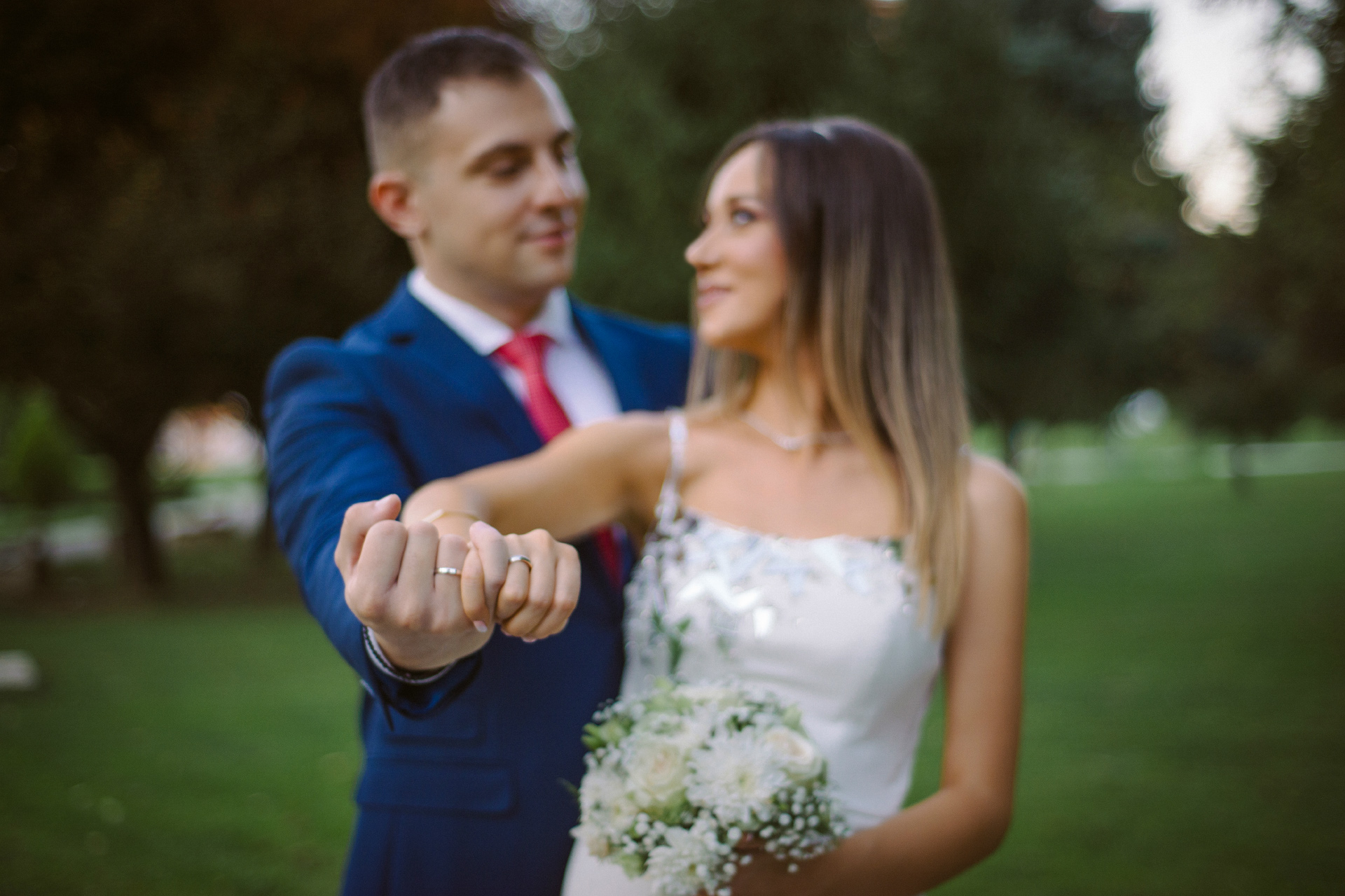 Exchange wedding rings with your fiancee