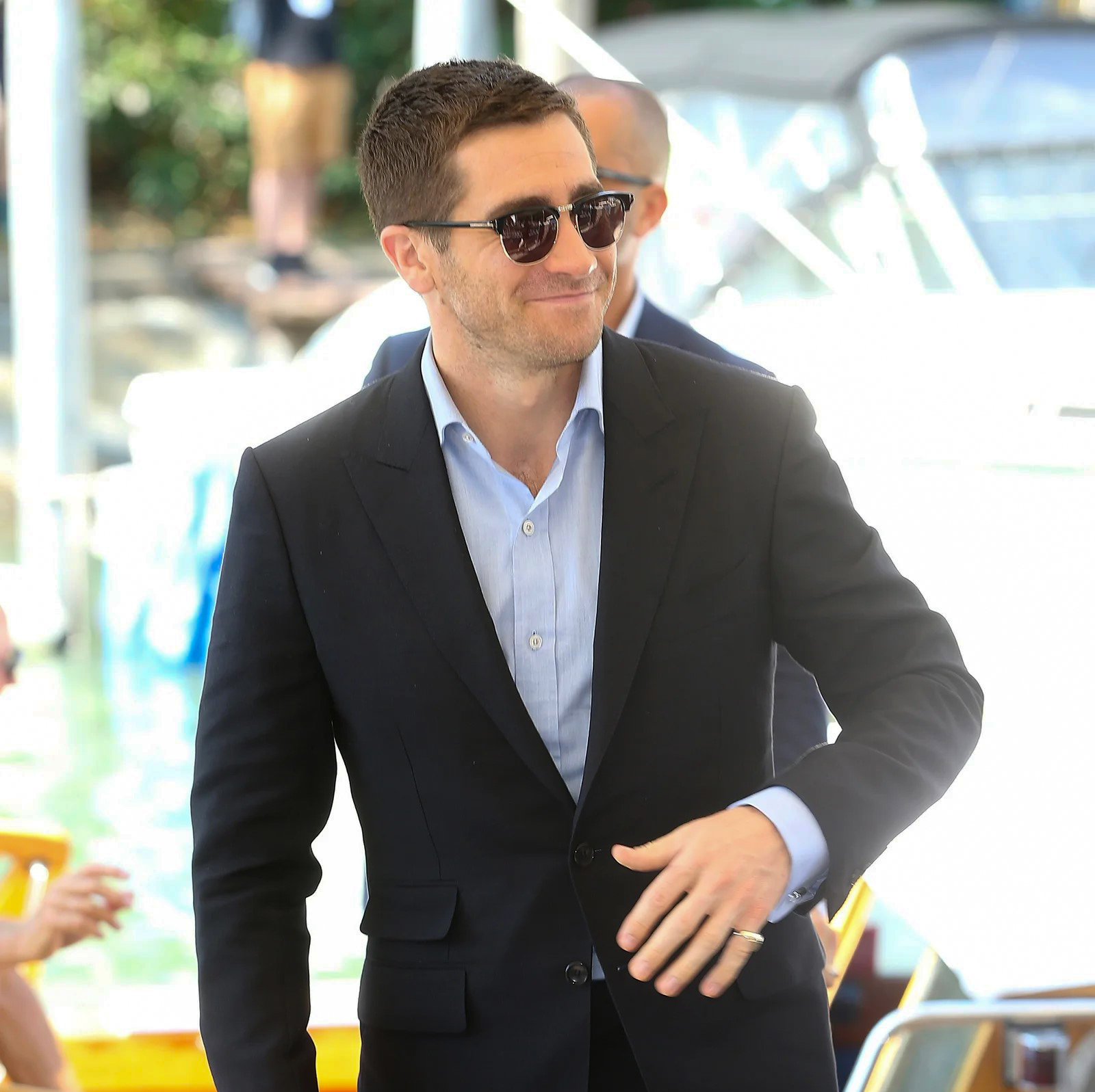 jake gyllenhaal matches semi-rimless sunglasses